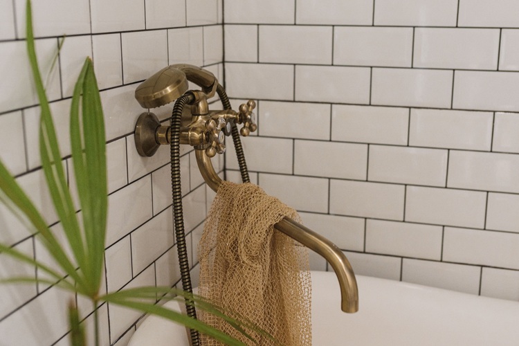 Kran kamar mandi kuningan, Sumber: pexels.com