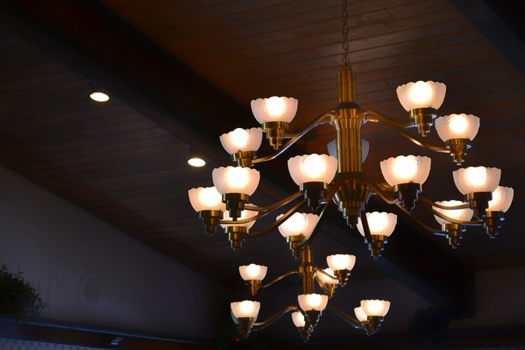 Lampu gantung kuningan, Sumber: pexels.com